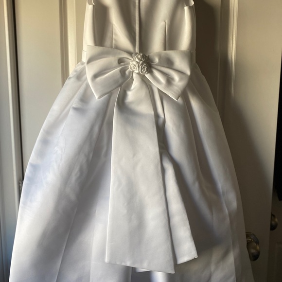 Elegant First Holy Communion Dress by Mon Cheri - Picture 4 of 5